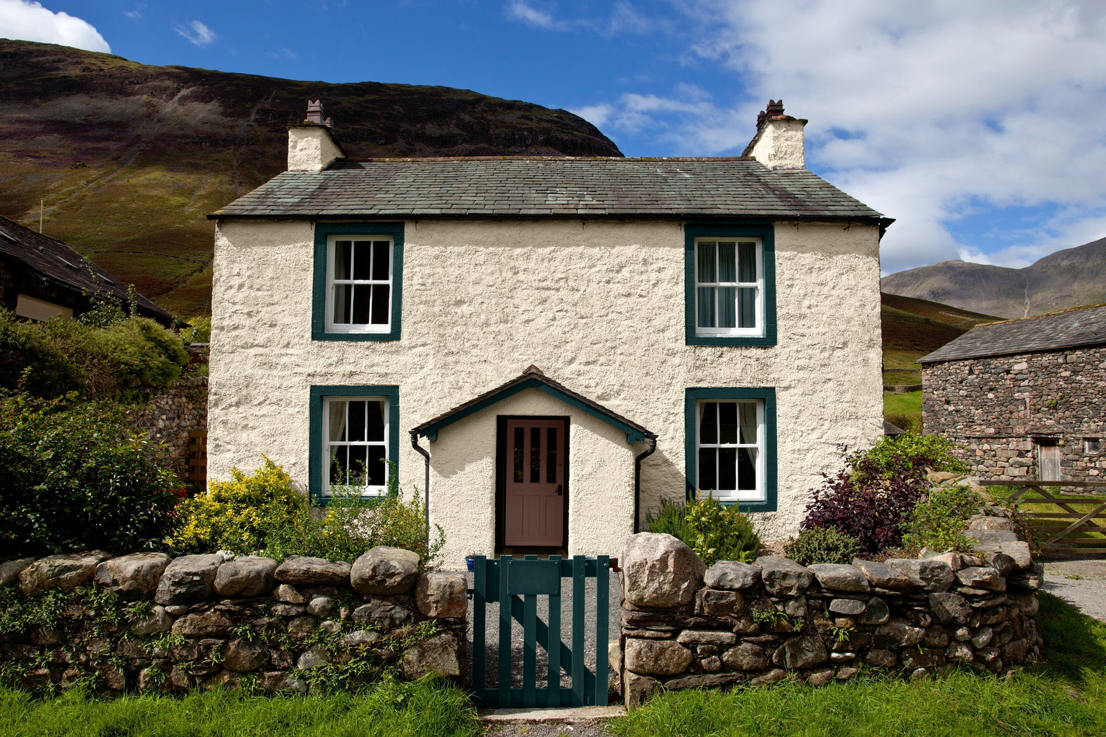 Outdoor Living – Summer Begins with Beautiful Exteriors